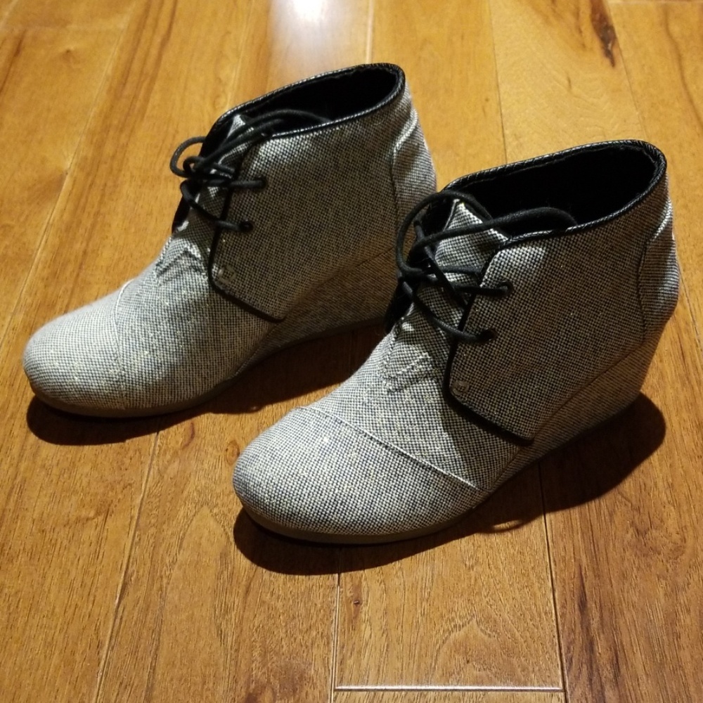 New. Toms wedge booties